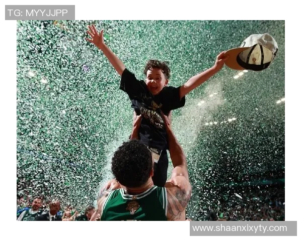 外国球迷模仿NBA巨星技巧踢足球展现超凡运动天赋与创意